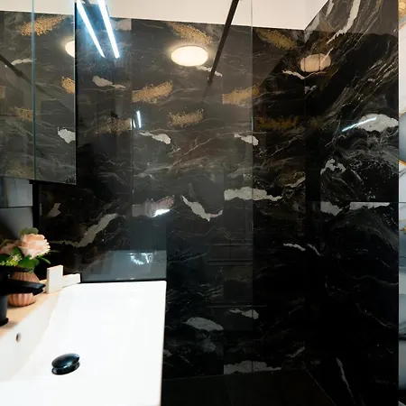 Soni Luxury 83 Plaza With Private Parking & Self Check-in *