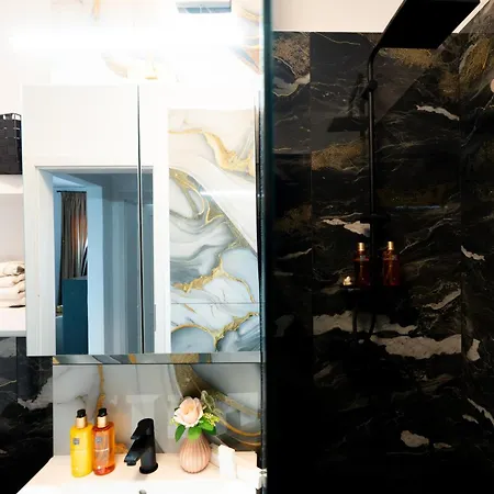 Soni Luxury 83 Plaza With Private Parking & Self Check-in *